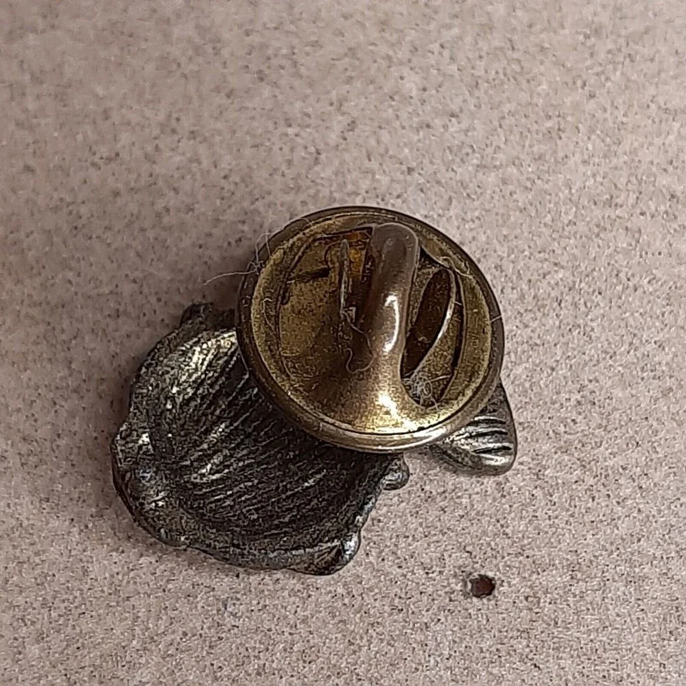 Vintage Spittoon metal lapel tac pin Gold/Brass-Tone Western jug vase jar pot